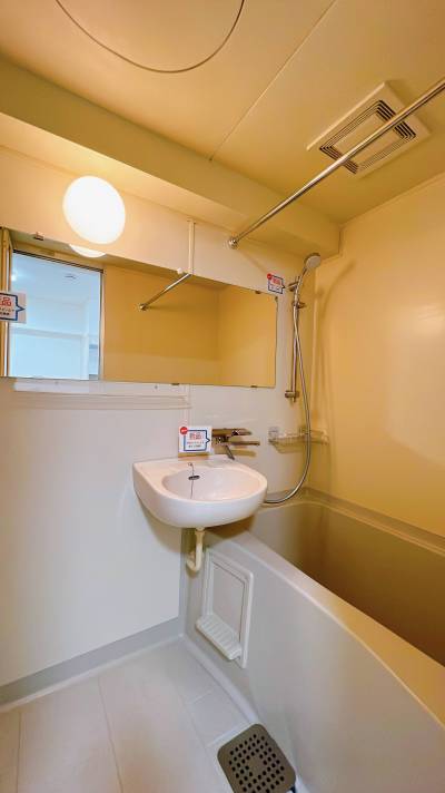 浴室の水栓、シャワーヘッド、鏡、照明、新品に交換♪