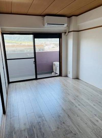 向かって右の洋間6帖