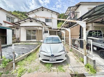 静かな住宅街に佇む戸建て！駐車場・庭付きでゆとりある暮らしを