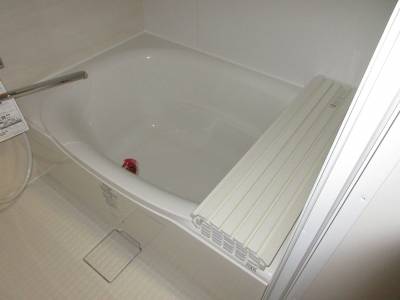 白基調の広いお風呂。