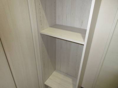 リネン庫。洗剤、タオル、下着、バスケット、体重計等収納用。