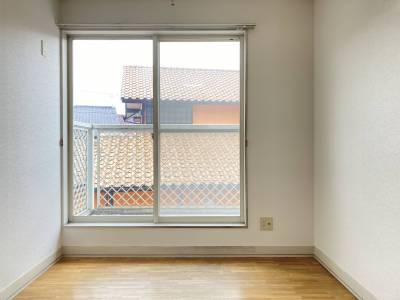 ２階の南向きの洋室です。