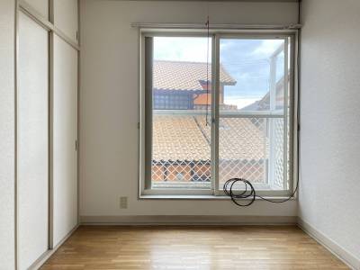 ２階の南向きの洋室です。