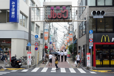 新高円寺駅前の商店街は高円寺まで続く有名な通りです。