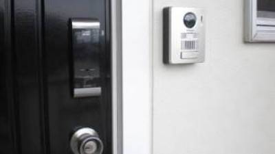 玄関ドアに電子錠を設置しています。防犯対策になります。