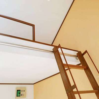 壁はテラコッタ風オレンジ