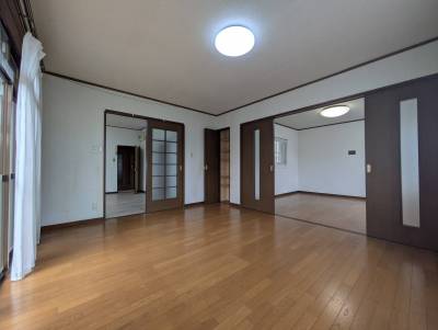 引き戸でつながっている部屋なので広く使えます。