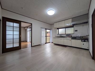横長のキッチンでお子様と一緒に料理を楽しめます。