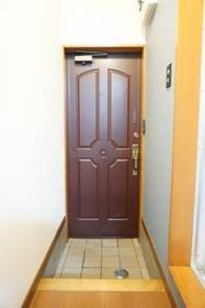 室内から玄関への向きです。タイル張りの玄関床です。