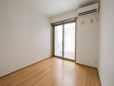 エアコンつきです。
リビング想定のお部屋です。