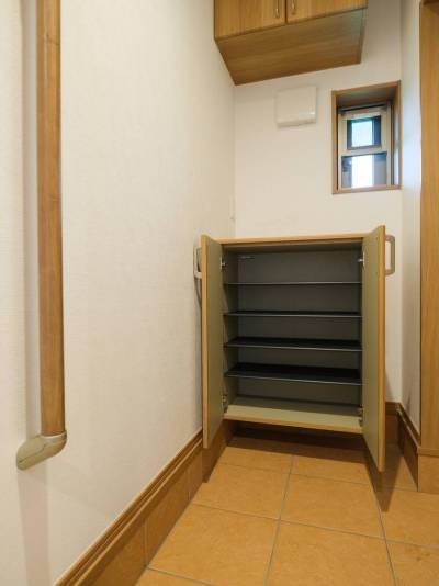 玄関に上部収納付きシューズBOX。F☆☆☆☆抗菌防カビ壁紙。