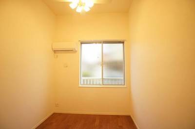 居室　天井にはファンがあります。