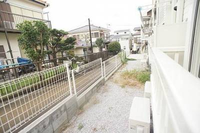 建物の周りには防犯砂利が敷き詰めてあります。