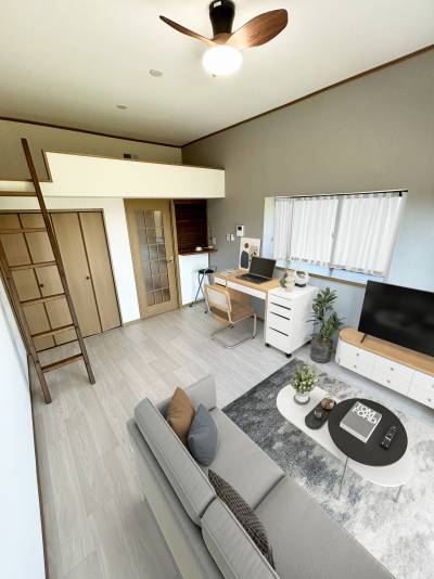 8帖居室、天井が高く開放感抜群！天井照明付き♪ロフトも便利♪