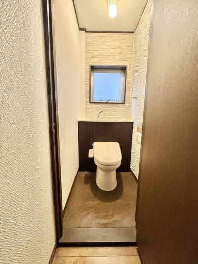 温水洗浄便座は新品に交換済。窓付きです