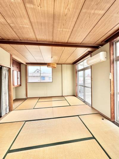 3階和室約12帖。ベランダ付きで開放的