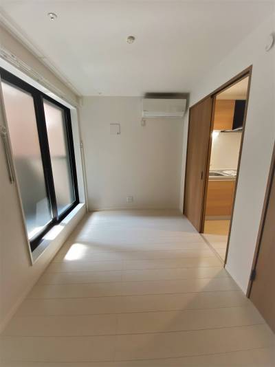 現状回復させた部屋ですが、窓にはシャッター付きです