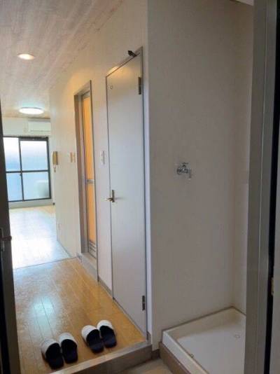 玄関を入るとすぐ洗濯機置き場。