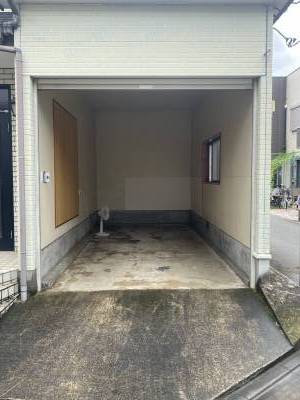屋根付駐車場
奥行き520㎝　幅240㎝　高さ240㎝
