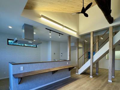 LDKの中央には開放的な吹き抜けの勾配天井