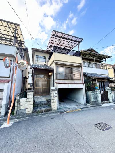 シャッター付き駐車場あり。大きなベランダが目立ちます。