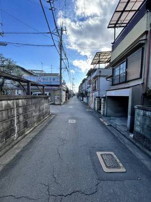 家の前の道です。近隣は閑静な住宅街です。