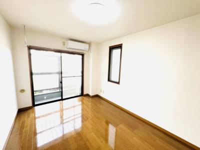 二面窓彩光抜群、室内物干機設置、エアコン