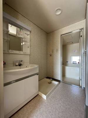 ♬新品洗面化粧台＆洗濯機置場♬床ＣＦ張替、照明ダウンライト！