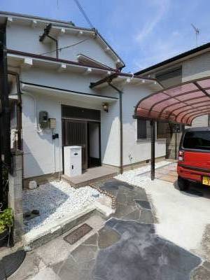 玄関に宅配ボックスあり！防犯砂利敷いてます。