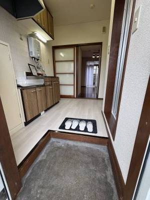 明るく開放感のある玄関。キッチンから洋室まで見渡せます