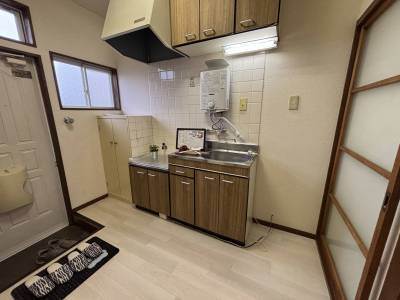 窓付きキッチンで明るく換気も快適。収納スペースも充実