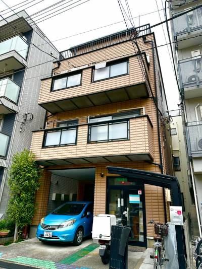 駐車場奥が入り口です。