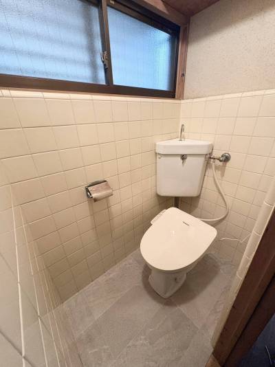 ウォシュレット新設、床張替済