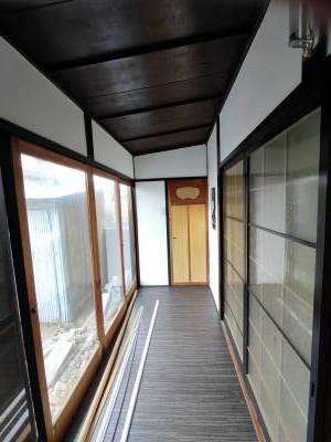 漆喰塗装した渡り廊下♪