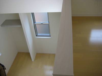 ロフトからの眺め
窓の左側は洋服掛けです