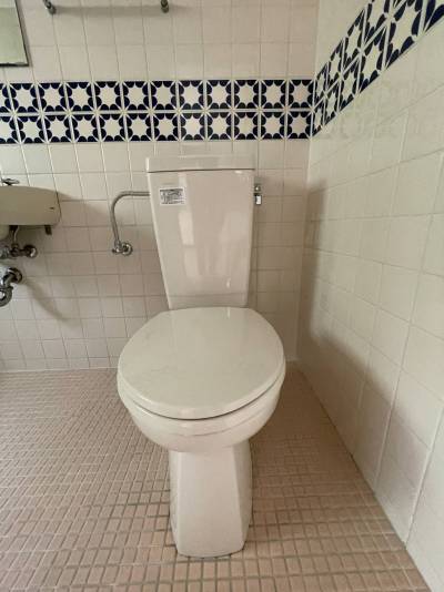 トイレは清潔感のあるタイル仕上げ