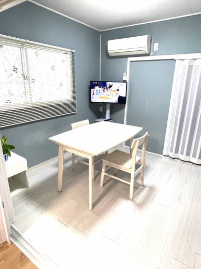 テーブル、チェア、テレビ（32インチ）付。