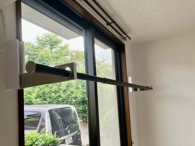 陽当たり抜群の掃き出し窓に、部屋干しセットをご用意しました。