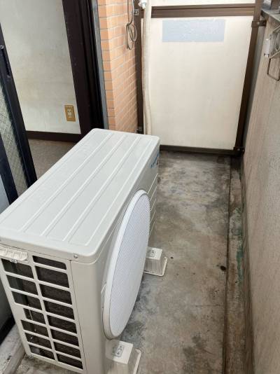 エアコン室内機がベランダにあります