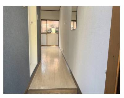 玄関は人気ブルーグレー色アクセント壁！ディスプレイも楽しみ♪