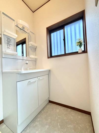  新品の洗面台です。シャワー水栓もついていますよ！