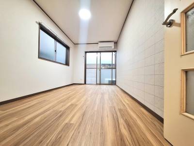 玄関側から見た寝室、角部屋です。