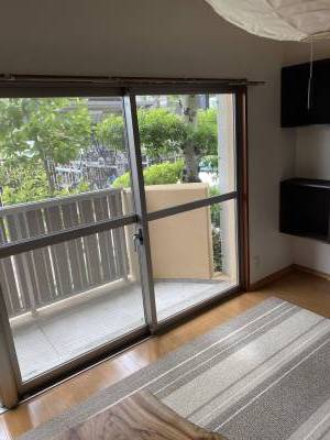 大きな窓で日当たり良好です。