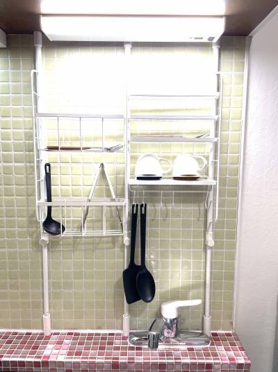 キッチンに壁収納を設けています。
