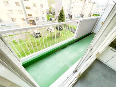大きいバルコニーで洗濯干しも快適
