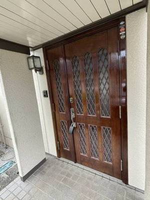 重厚な玄関ドア。
