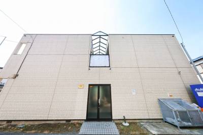 正面玄関の写真です。ゴミ置き場、自動販売機設置されています