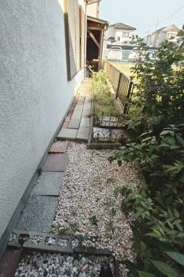 家の周りに玉砂利を敷いてあり防犯対策万全です！