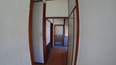 部屋は漆喰が塗ってあります。