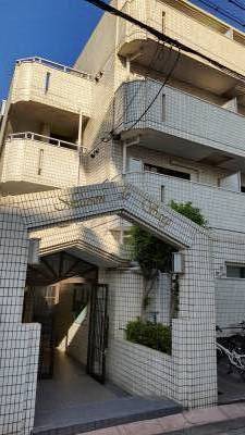 4階建ての鉄筋コンクリート造です